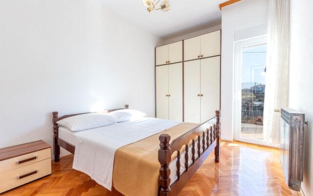 Nice Apartment in Kastel Luksic With 3 Bedrooms