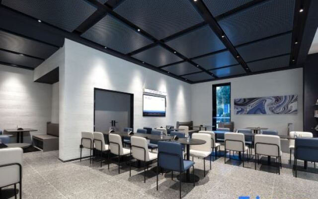 Nanjing Baijiahu Shengtai Road Subway Station Atour Light Hotel