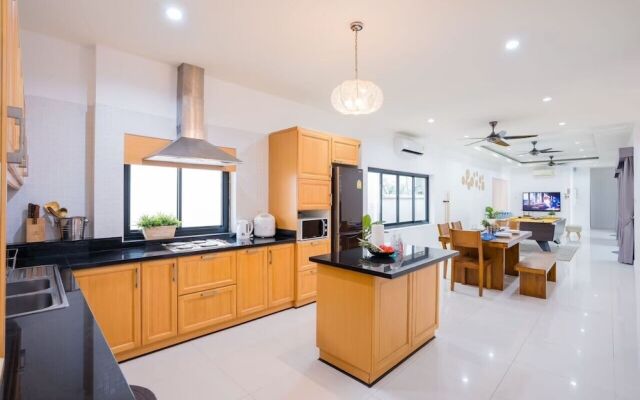 Natcha Pool Villa by Warin