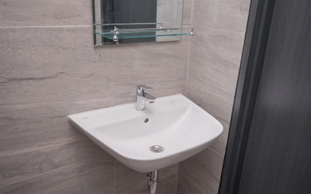 Modern Style and Homey Studio Apartment Collins Boulevard