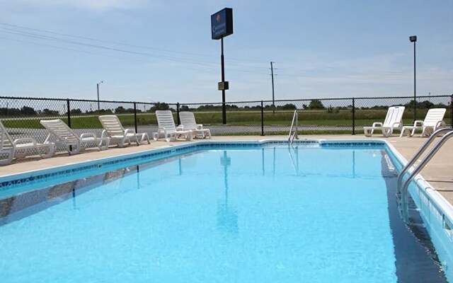 Centerstone Inn & Suites Carlyle