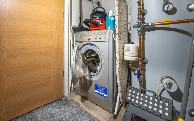 Modern & spacious 2-bed flat with secure parking