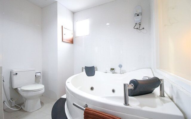 Convenient Grand Hotel (SHA Extra Plus)