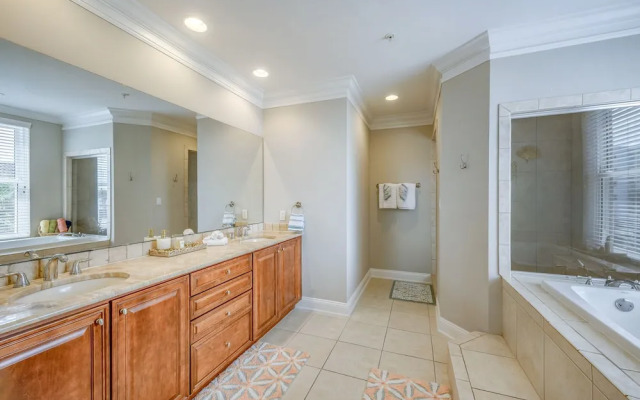 Penthouse Luxury - Exquisite Oceanside Condo