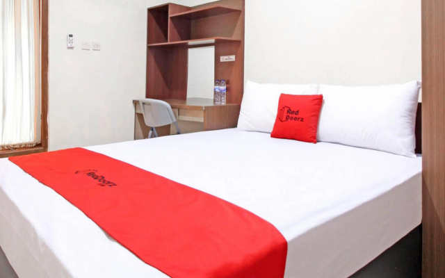RedDoorz near Hartono Mall 3 – Guest Rooms – Sleman