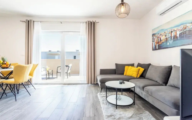 Luxury Modern Penthouse w Jacuzzi & Huge Terrace