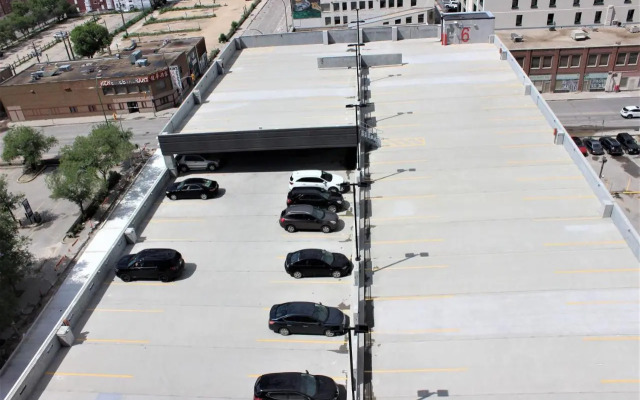 Luxury skyline condo in downtown FREE 24/7 parking
