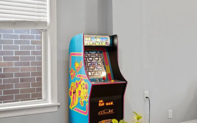 Stylish 2BR Urban Retreat in River West