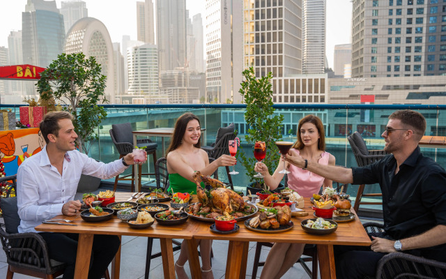 Отель Radisson Blu Hotel, Dubai Canal View