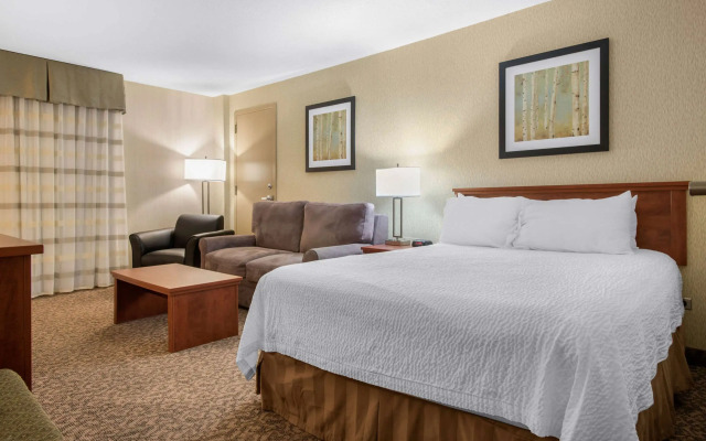 Clarion Hotel & Suites