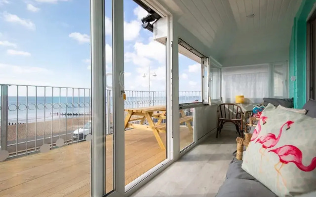 Stunning Beachfront Apt w Balcony Sea Views
