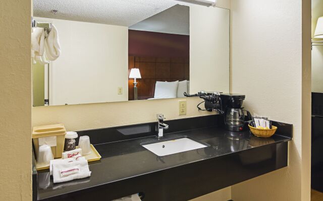 Red Roof Inn & Suites Fayetteville - Fort Bragg