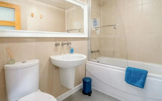 Central Townhouse With Double Terrace and Free Parking