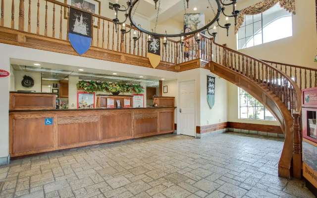 Castle Inn and Suites
