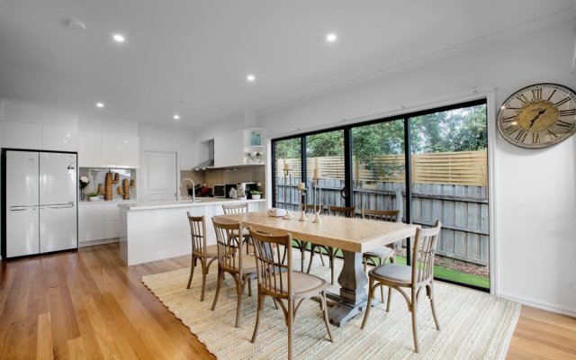 AU.JOY 3 Bed Townhouse Burwood 1