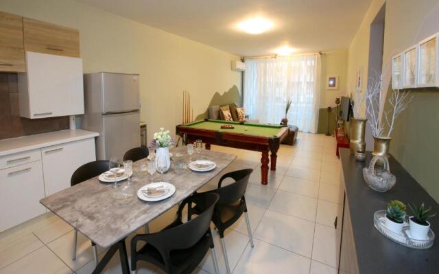 930m to Beach-2 Bedroom+Veranda-Perfect Located