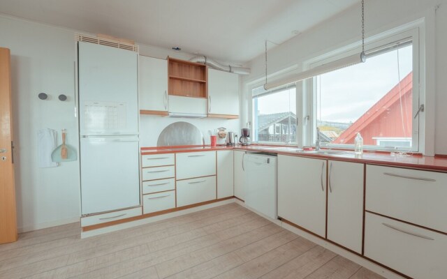 Sea View Apt / Central / Spacious / Free Parking