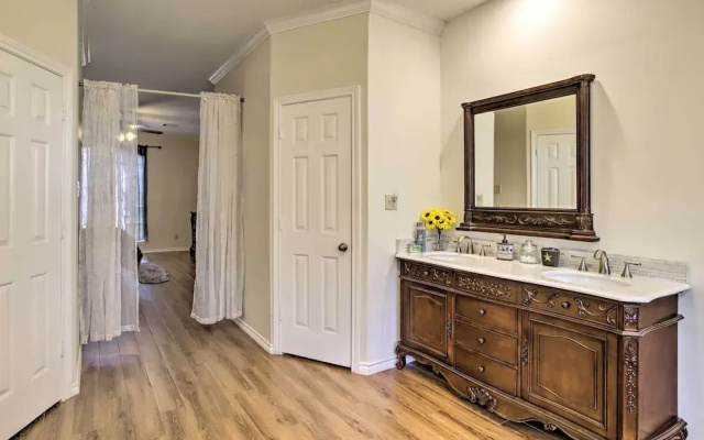 Spacious Houston Getaway ~ 23 Mi to Downtown!