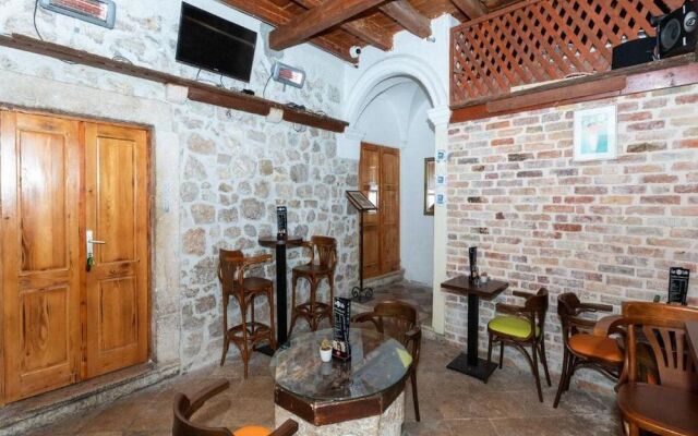 Lav Hostel & Café
