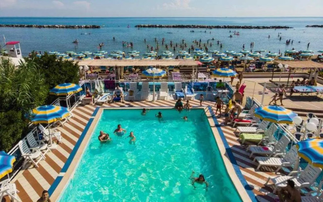 Club Hotel Bikini & Tropicana