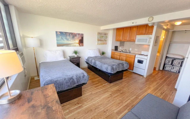 Bright Waikiki Studio Condo by RedAwning