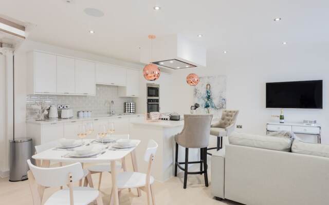 Modern, Brand New Townhouse in Bath