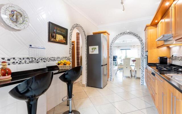 Great 2 bedroom apartment with communal pool