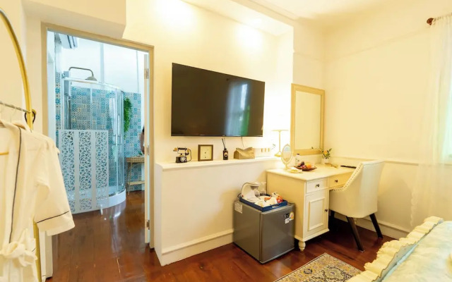 RoomQuest Baan Khun Phra The Iconic