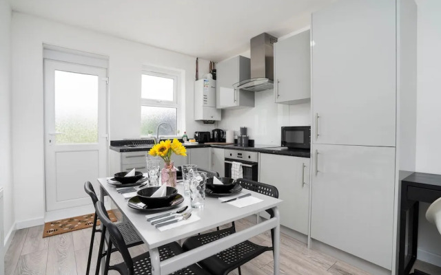 Modern 4 Bed House-free Parking