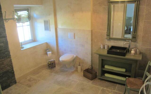 Le Manoir Aux Douves