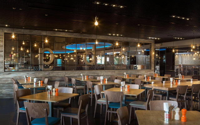Radisson RED Hotel London Heathrow