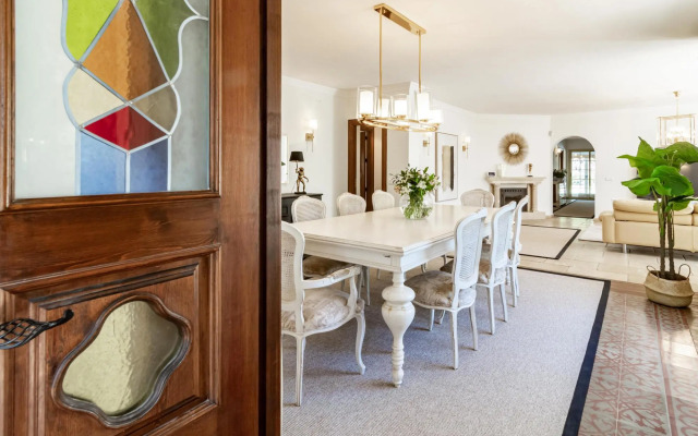 CLN- Spacious 6 bedroom villa next to beach