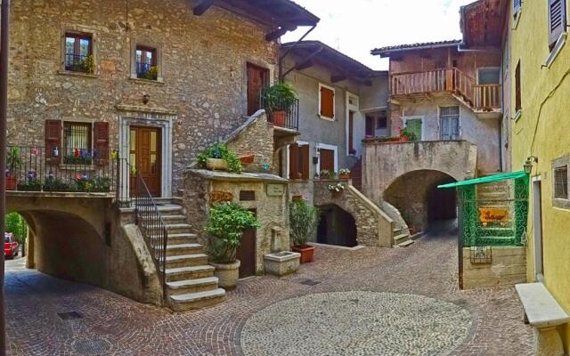 Casa del Borgo Pregasio Garden and view by Gardadomusmea