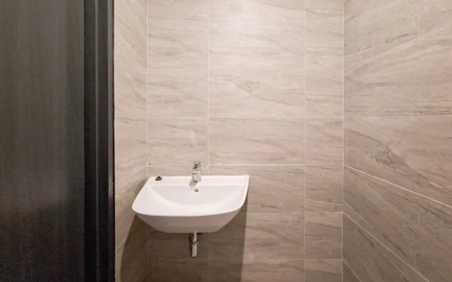 Minimalist And Homey Studio At Apartment Collins Boulevard