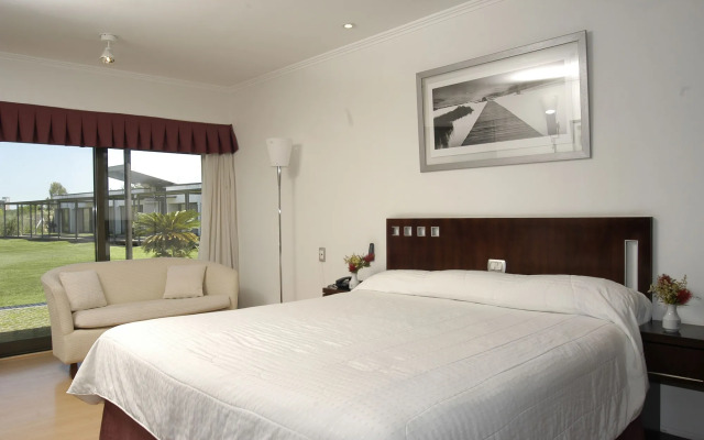 Camberland Resort & Suites Pilar