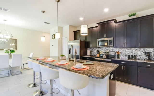 Romeo Circle Stoey Lake