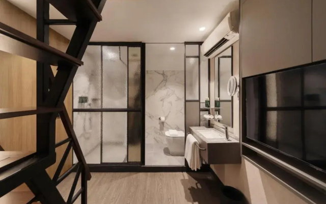 Claude Hotel
