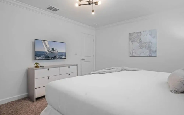 Stunning Themed Home Private Pool Ideal Location