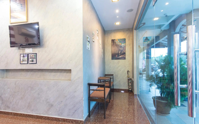 OYO 445 Charisma Hotel