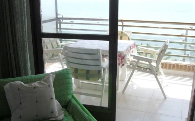 Authentic family apartment facing the sea