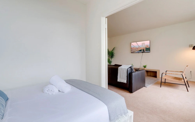 Airport Proximity- Apt in Crystal City