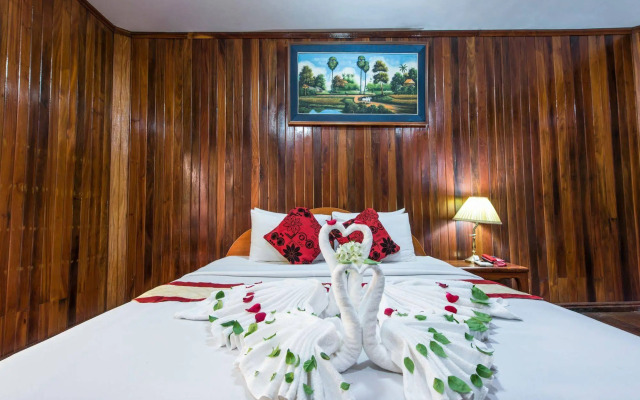 Neak Pean Hotel - Wooden House