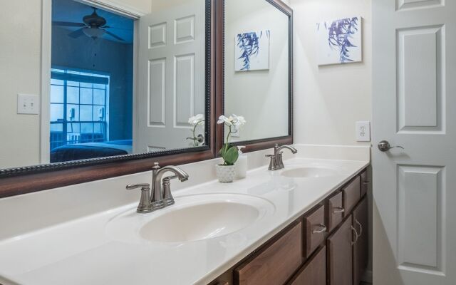 Modern Downtown Apartments by Frontdesk