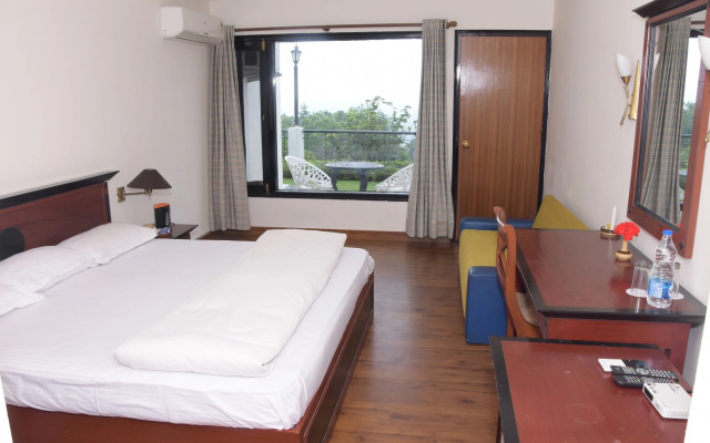 8fold-Pinecrest By LaRiSa, Bhimtal