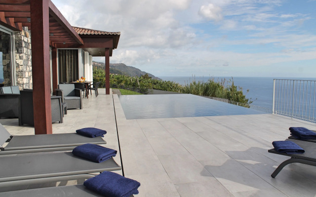 Modern cliff-top villa, panoramic sea-views, A/C, heated pool | Cliffscape