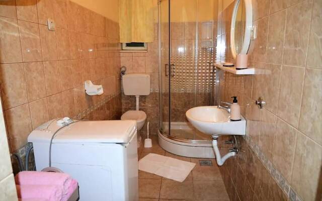 Beachside Apartment - Sleeps 5, Parking & Views