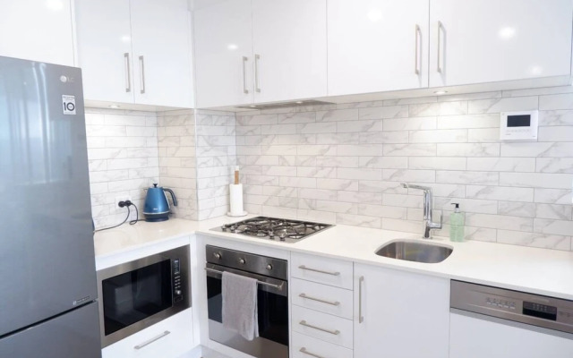 Beautiful 1 Bedroom Gold Coast Retreat With Free Parking