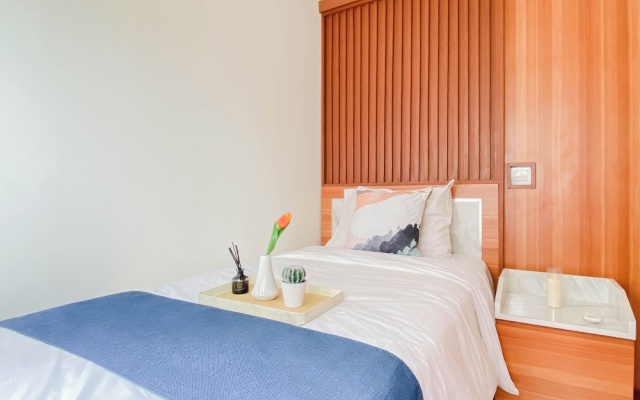 Homey Wooden Touch 2Br At Apartment Meikarta District 1 – Guest Rooms – Cibatu