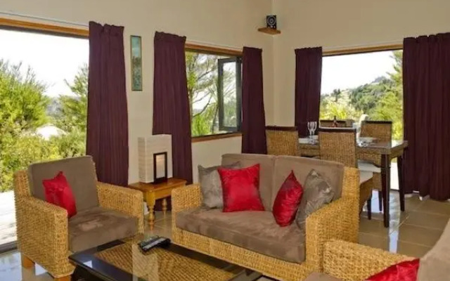 Treetop Oasis - Tairua Executive Holiday Home