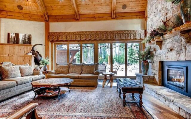 Hatari Lodge 5 Bedroom Home by RedAwning